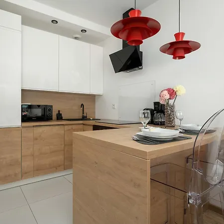 Stylish With Underground Parking And A Perfect Location By Renters *